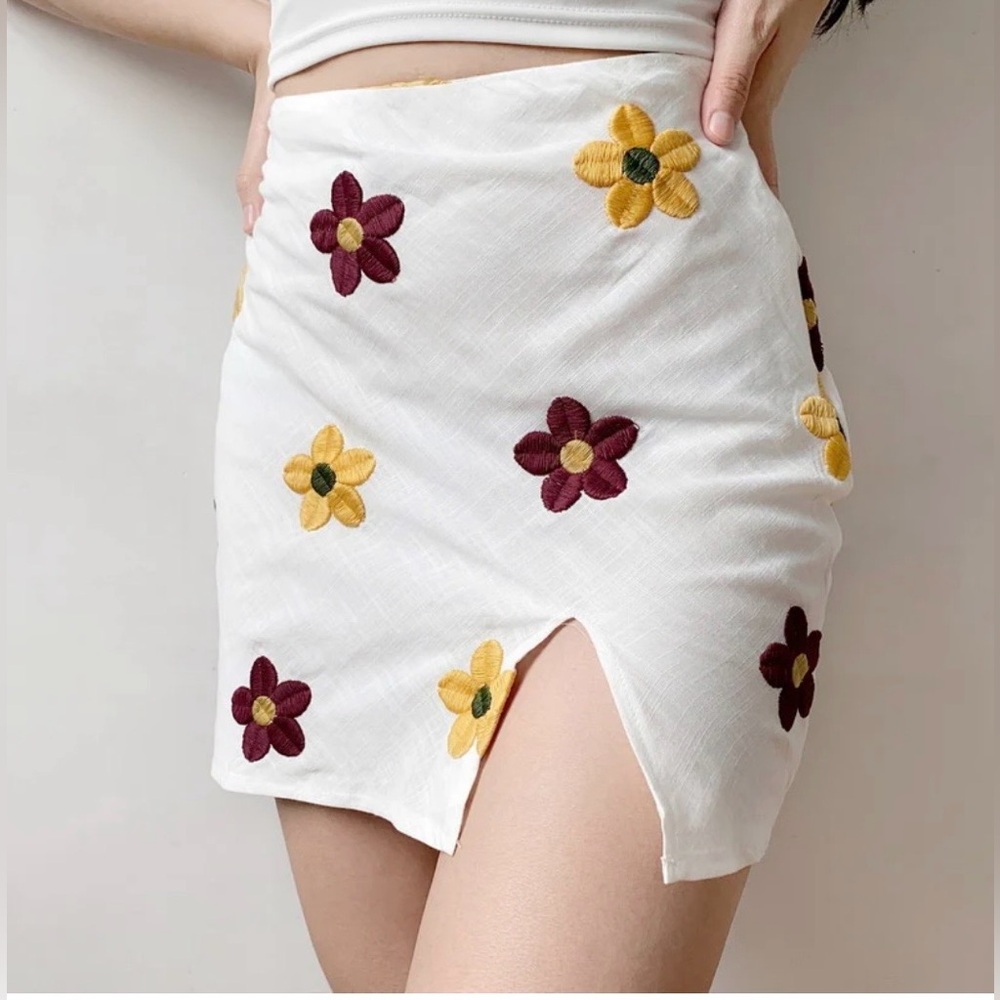 Flower Girl Split Skirt – High-Waist Embroidered Mini with Side Slit
